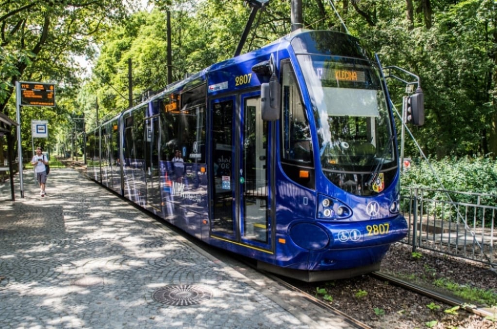 Są dwa warianty tramwaju na Klecinę. Co o potencjalnych trasach sądzą mieszkańcy?