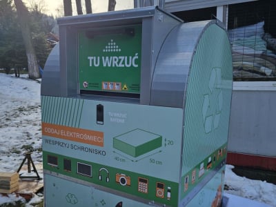 Nowy kontener na elektroodpady stanął w schronisku dla zwierząt