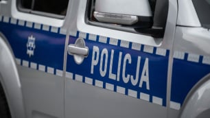 Wjechał autem w grupę ludzi w ścisłym centrum Głogowa. Szuka go policja