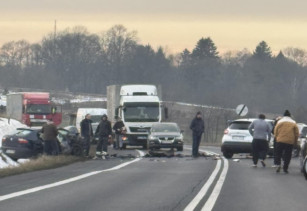 Czołowe zderzenie na Dolnym Śląsku. Droga krajowa zablokowana, są ranni - Czołowe zderzenie w Pisarzowicach. Fot. Spotted: Lubań (Facebook)