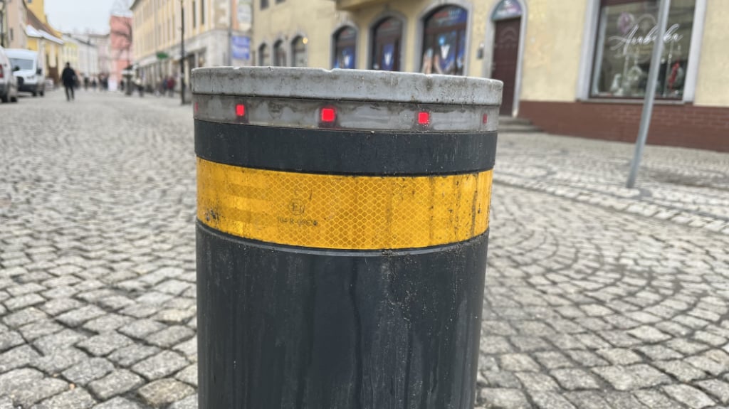 Słupki blokują wjazd do centrum Jeleniej Góry. Nowe rozwiązanie już działa - Słupki blokują wjazd do centrum Jeleniej Góry. Fot. Maciej Ryłkiewicz