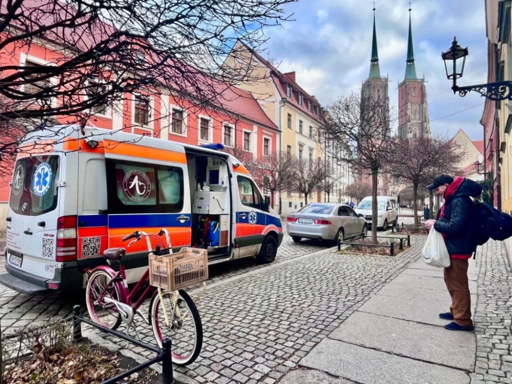 Blisko 3000 interakcji z osobami w kryzysie bezdomności. Jak im pomagać? Tłumaczą wolontariusze MiserArt - Ambulans fundacji MiserArt, w którym osoby bezdomne mogą znaleźć schronienie i pomoc. Fot:  Sylwia Bukowicka — zdjęcia pochodzą ze strony MiserArt.