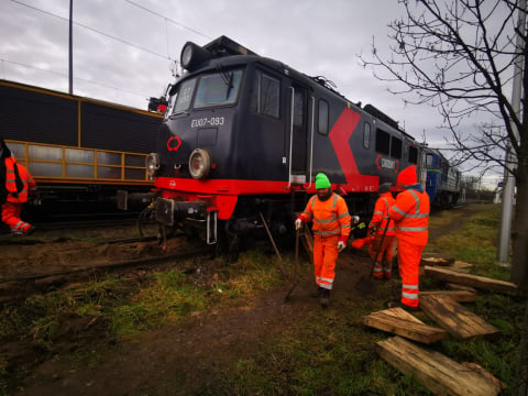 Wykolejenie pociągu we Wrocławiu. Trwa podnoszenie lokomotywy. Mamy zdjęcia! - 2