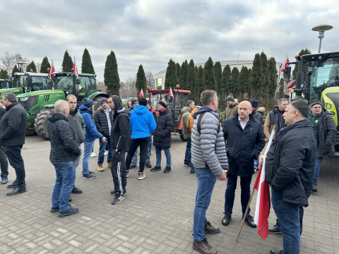 Protest rolników pod Wrocławiem. Blokada na DK 8. Duże utrudnienia dla kierowców - 2