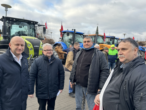 Protest rolników pod Wrocławiem. Blokada na DK 8. Duże utrudnienia dla kierowców - 3