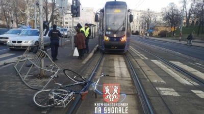 Samochód potrącił rowerzystę we Wrocławiu. W zdarzeniu brały udział dwa inne pojazdy