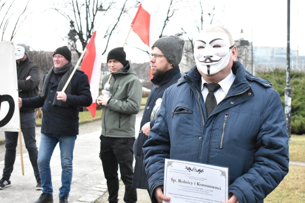 "Świętej pamięci polskie rolnictwo". Rolnicy zebrali się przed urzędem wojewódzkim - Rolnicy pod Urzędem Wojewódzkim we Wrocławiu. Fot. Mirosława Kuczkowska