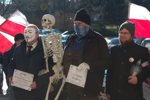 "Świętej pamięci polskie rolnictwo". Rolnicy zebrali się przed urzędem wojewódzkim - 0