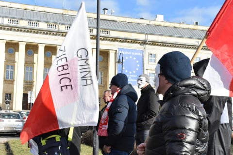 "Świętej pamięci polskie rolnictwo". Rolnicy zebrali się przed urzędem wojewódzkim - 9