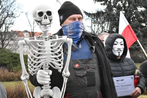 "Świętej pamięci polskie rolnictwo". Rolnicy zebrali się przed urzędem wojewódzkim - 3