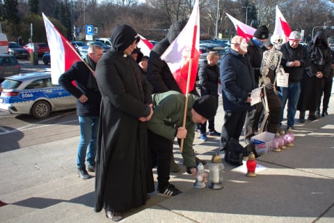 "Świętej pamięci polskie rolnictwo". Rolnicy zebrali się przed urzędem wojewódzkim - 5