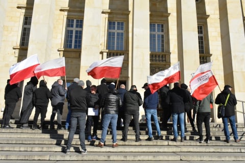 "Świętej pamięci polskie rolnictwo". Rolnicy zebrali się przed urzędem wojewódzkim - 6