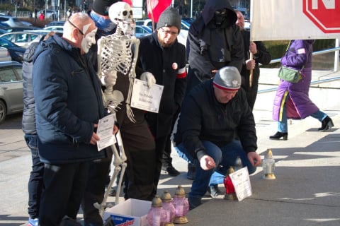 "Świętej pamięci polskie rolnictwo". Rolnicy zebrali się przed urzędem wojewódzkim - 8