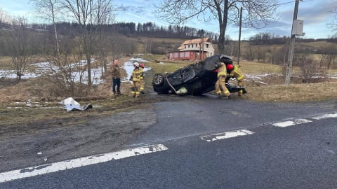 Kolejne zderzenie na drodze krajowej numer 3 w Radomierzu. Jeden pojazd dachował [ZDJĘCIA] - 2