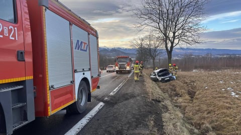 Kolejne zderzenie na drodze krajowej numer 3 w Radomierzu. Jeden pojazd dachował [ZDJĘCIA] - 3