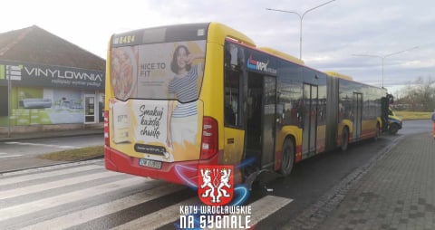 Autobus MPK zderzył się z samochodem osobowym. Sprawca trafił do szpitala [ZDJĘCIA] - 0