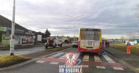 Autobus MPK zderzył się z samochodem osobowym. Sprawca trafił do szpitala [ZDJĘCIA] - 3