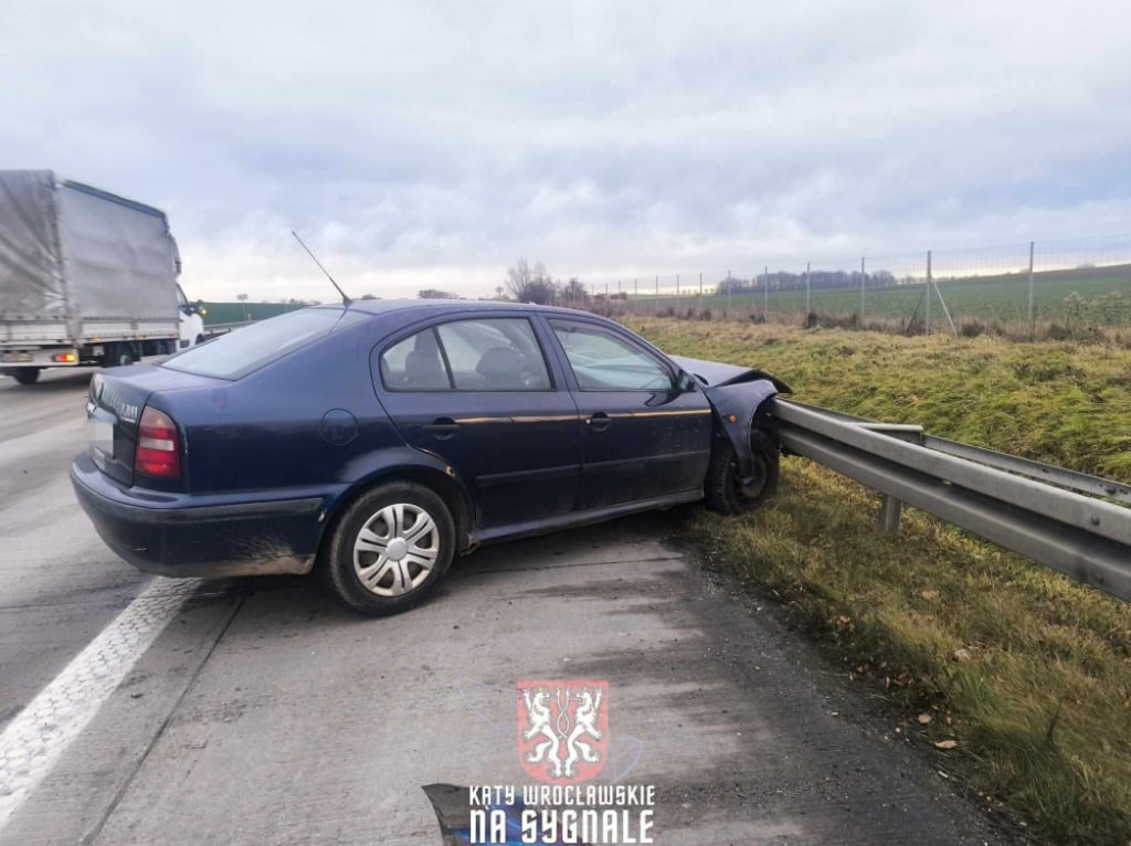 Znowu korek na A4! Samochód osobowy uderzył w bariery energochłonne - Samochód osobowy uderzył w bariery na autostradzie A4. Fot. Paweł Bielawski