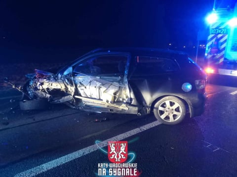 Groźny wypadek w Groblicach. Zderzenie dwóch pojazdów. Na miejscu lądował śmigłowiec ratunkowy - 0