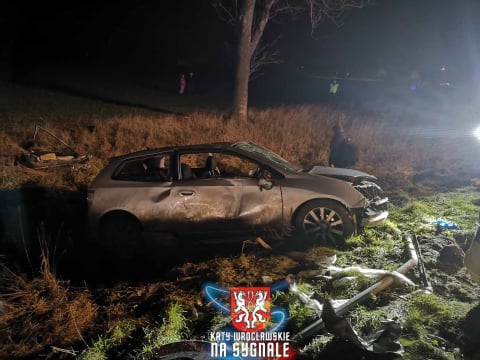 Groźny wypadek w Groblicach. Zderzenie dwóch pojazdów. Na miejscu lądował śmigłowiec ratunkowy - 3