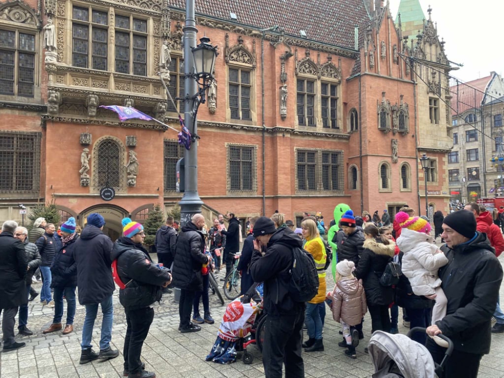 Wrocław gra z WOŚP! Koncerty, licytacje, wystawy. Na wrocławskim rynku czeka dużo atrakcji - Na rynku we Wrocławiu czeka na mieszkańców wiele atrakcji w ramach kolejnego finału Wielkiej Orkiestry Świątecznej Pomocy. Fot: Mateusz Florczyk