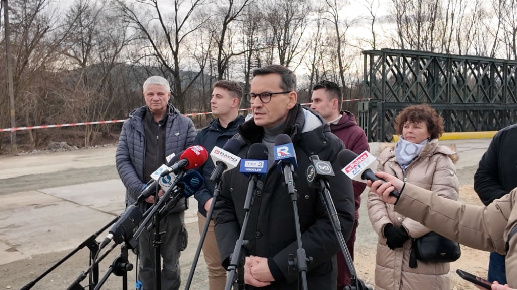 M. Morawiecki do rządzących: "Niech wyślą do mnie SMS. Podpowiem, jak zorganizować pomoc dla powodzian" - Mateusz Morawiecki odwiedził Fot: Jarosław Wrona / Radio Wrocław