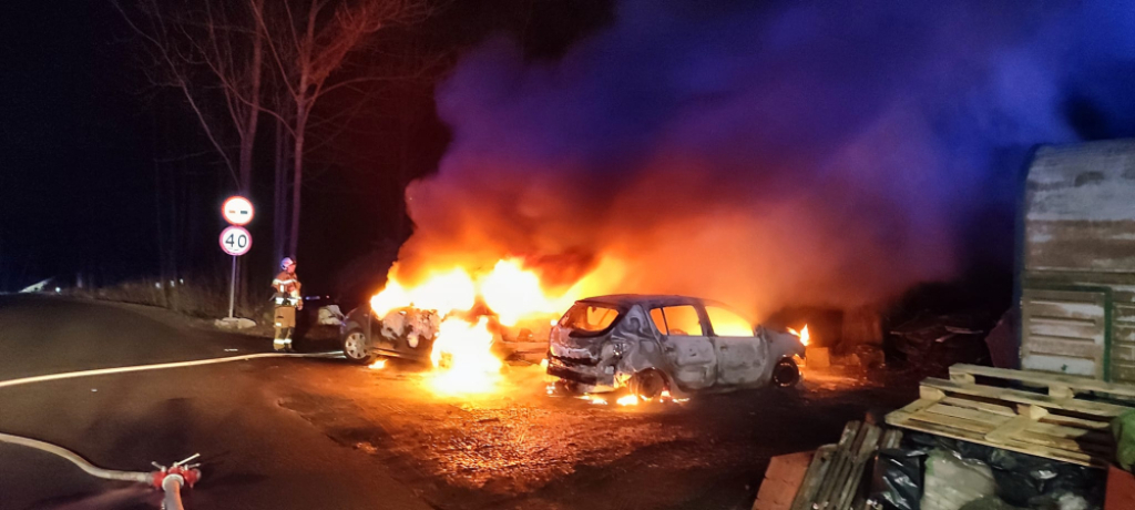 Pożar na terenie warsztatu w Polanicy-Zdroju. Trzy samochody doszczętnie spłonęły [ZDJĘCIA] - Pożar samochodów w Polanicy-Zdroju. Fot. Ochotnicza Straż Pożarna w Polanicy-Zdroju (Facebook)