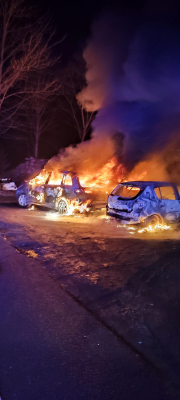 Pożar na terenie warsztatu w Polanicy-Zdroju. Trzy samochody doszczętnie spłonęły [ZDJĘCIA] - 0