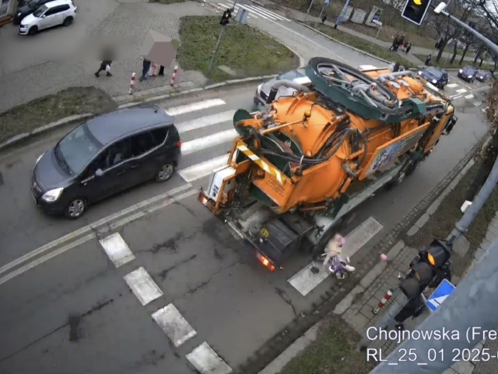 O włos od tragedii w Legnicy. Dziecko na rowerze wjechało wprost pod ciężarówkę [WIDEO] - Dziecko na rowerze wjechało pod rozpędzony pojazd. Fot. legnica.policja.gov.pl