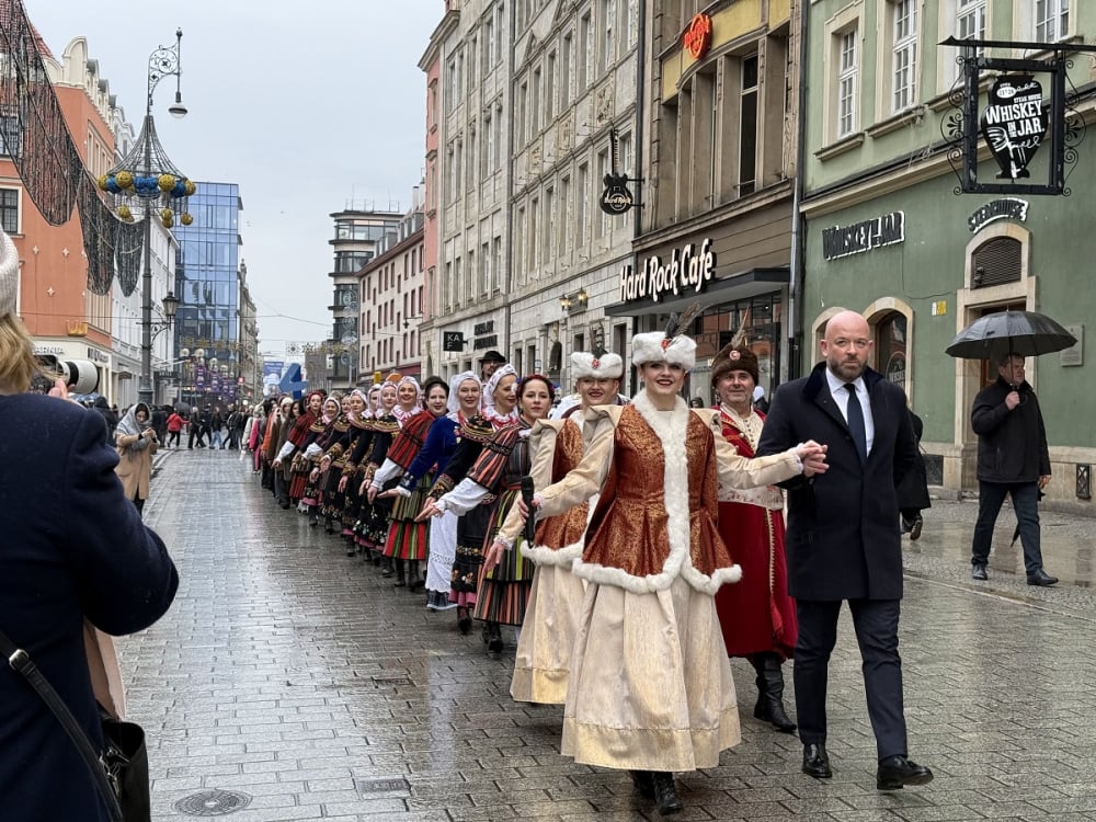 Polonez dla Fredry na Rynku we Wrocławiu. Tegoroczni maturzyści dotrzymali tradycji - Korowód maturzystów poprowadził Jacek Sutryk, fot. Łukasz Januszewski