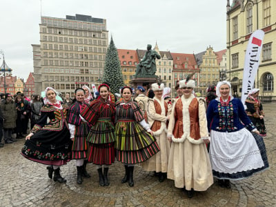 Polonez dla Fredry na Rynku we Wrocławiu. Tegoroczni maturzyści dotrzymali tradycji - 16