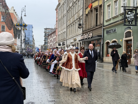 Polonez dla Fredry na Rynku we Wrocławiu. Tegoroczni maturzyści dotrzymali tradycji - 7