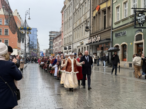 Polonez dla Fredry na Rynku we Wrocławiu. Tegoroczni maturzyści dotrzymali tradycji - 9