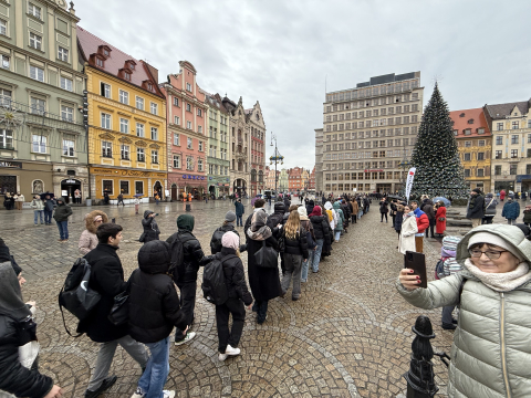 Polonez dla Fredry na Rynku we Wrocławiu. Tegoroczni maturzyści dotrzymali tradycji - 10