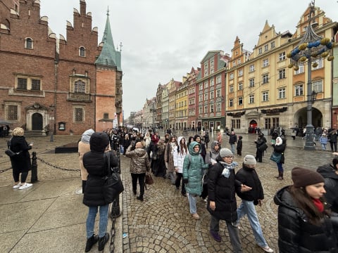 Polonez dla Fredry na Rynku we Wrocławiu. Tegoroczni maturzyści dotrzymali tradycji - 11