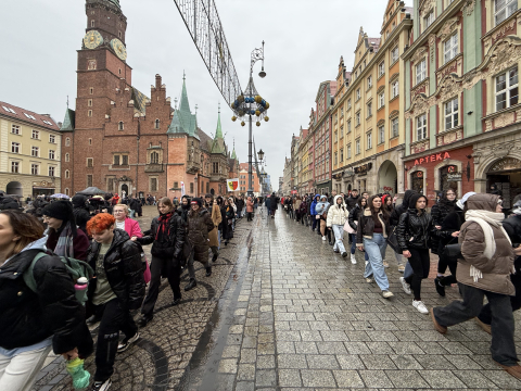 Polonez dla Fredry na Rynku we Wrocławiu. Tegoroczni maturzyści dotrzymali tradycji - 12