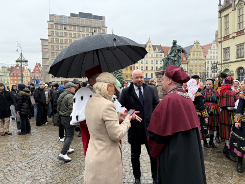 Polonez dla Fredry na Rynku we Wrocławiu. Tegoroczni maturzyści dotrzymali tradycji - 15