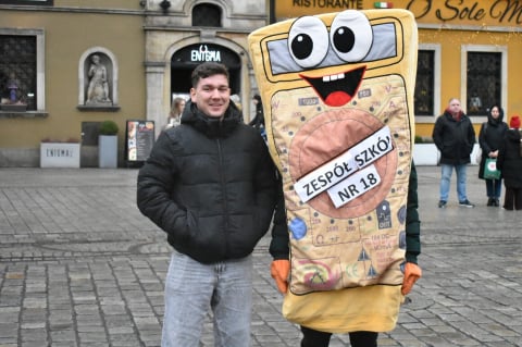 Polonez dla Fredry na Rynku we Wrocławiu. Tegoroczni maturzyści dotrzymali tradycji - 17