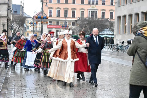 Polonez dla Fredry na Rynku we Wrocławiu. Tegoroczni maturzyści dotrzymali tradycji - 18