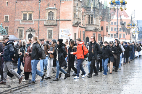 Polonez dla Fredry na Rynku we Wrocławiu. Tegoroczni maturzyści dotrzymali tradycji - 24