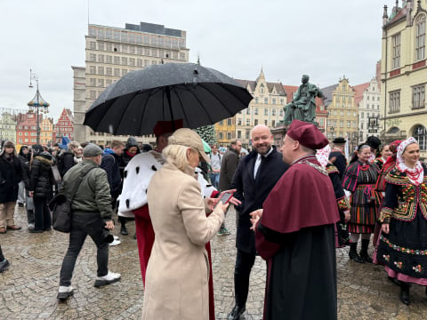 Polonez dla Fredry na Rynku we Wrocławiu. Tegoroczni maturzyści dotrzymali tradycji - 0