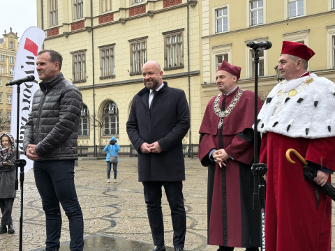 Polonez dla Fredry na Rynku we Wrocławiu. Tegoroczni maturzyści dotrzymali tradycji - 1