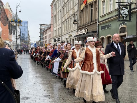 Polonez dla Fredry na Rynku we Wrocławiu. Tegoroczni maturzyści dotrzymali tradycji - 2