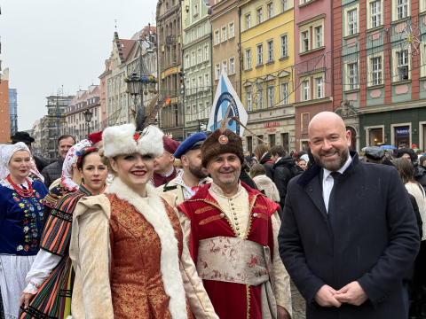 Polonez dla Fredry na Rynku we Wrocławiu. Tegoroczni maturzyści dotrzymali tradycji - 3