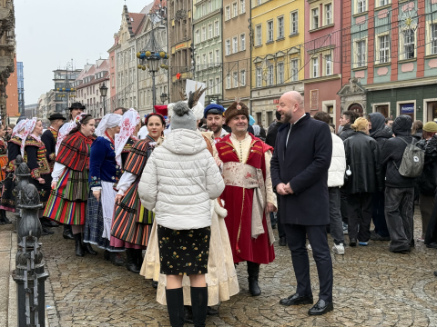 Polonez dla Fredry na Rynku we Wrocławiu. Tegoroczni maturzyści dotrzymali tradycji - 4