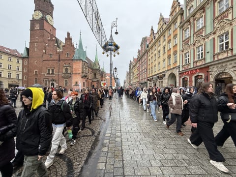 Polonez dla Fredry na Rynku we Wrocławiu. Tegoroczni maturzyści dotrzymali tradycji - 6