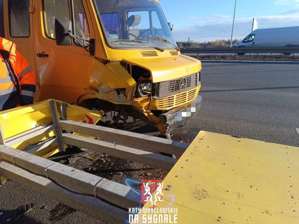 Kolizja na węźle AOW. Samochód dostawczy wjechał w pojazd służb drogowych - Kolizja na Autostradowej Obwodnicy Wrocławia. Fot. Mirosław Rogowski