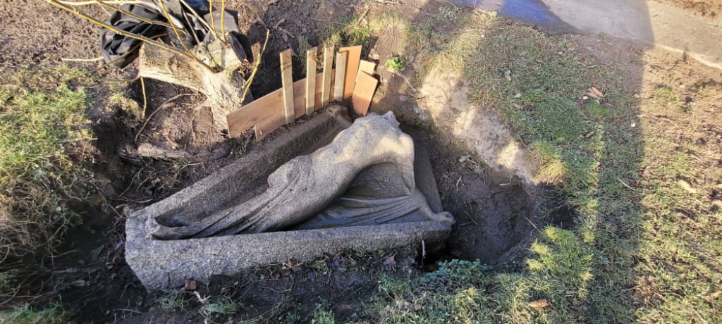 Stuletni fragment pomnika znaleziony... w ogródku. Co teraz się z nim stanie? - Stuletni fragment pomnika odnaleziony w Rogowie Sobóckim. Fot. Dolnośląski Wojewódzki Konserwator Zabytków (Facebook)