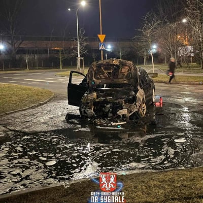 Wieczorny pożar we Wrocławiu. Samochód doszczętnie spłonął na ulicy - 1