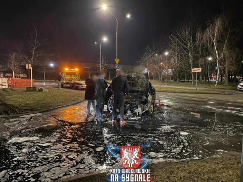 Wieczorny pożar we Wrocławiu. Samochód doszczętnie spłonął na ulicy - 2